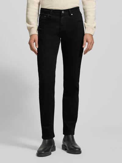 Männermodel trägt Regular Fit Jeans mit Eingrifftaschen von Bugatti in Schwarz, Baumwoll-Elasthan-Mix, Knopf- und Reißverschluss, Ganzkörperansicht von vorne.