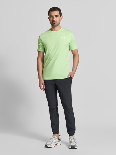 Männermodel trägt T-Shirt mit Logo und Rundhalsausschnitt van Under Armour in lichtgroen katoenmix, regular fit, ruglengte maat M 72 cm, ganzlichaamsaanzicht van voren