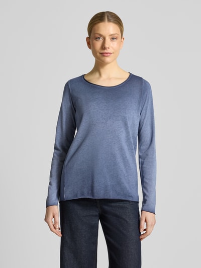 Vrouwenmodel draagt Longsleeve met ronde hals van Smith and Soul in blauw, katoenmix, rechte fit, voorkant volledige lichaamsopname.