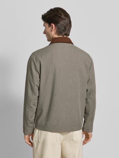 Männermodel trägt grijze Jacke met bruine kraag, rechte pasvorm, model 'Pon Guan' van WOODBIRD, rugaanzicht, regular fit.