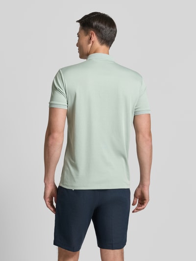 Męski model nosi Regular Fit Poloshirt aus Bio-Baumwoll-Mix Modell 'FAVE' od SELECTED HOMME, efekt: jednolity kolor, krój regular fit, naszywka z logo, kołnierzyk polo, zamek błyskawiczny, krótki rękaw, wykończenie materiału: dżersej interlock, materiał: mieszanka bawełny ekologicznej; widok całej sylwetki od tyłu.
