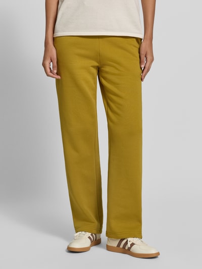 Kobieta prezentuje Straight Fit Sweatpants mit elastischem Bund od Christian Berg Woman, mieszanka bawełny, Tunel, spodnie dresowe, widok całej sylwetki z przodu