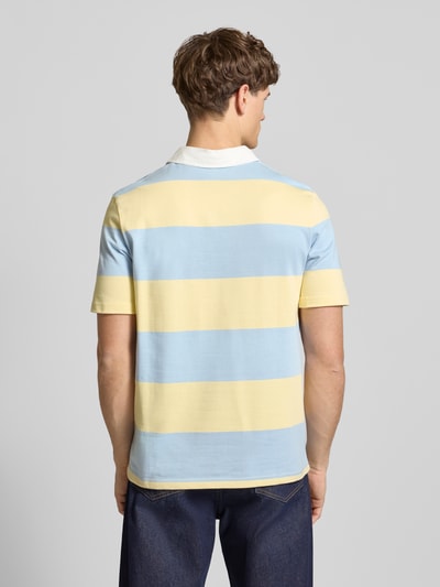Männermodel trägt Regular Fit Poloshirt mit Rugby-Streifen und Logo-Bestickung von REVIEW, reine Baumwolle, Rückenlänge 71 cm, Ganzkörperansicht Rückansicht.