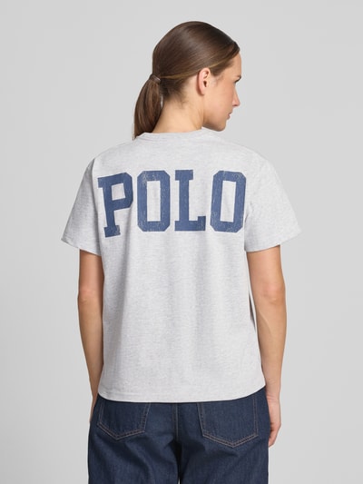 Frauenmodel trägt Relaxed Fit T-Shirts aus reiner Baumwolle von Polo Ralph Lauren in hellgrau mit dunkelblauem Schriftzug, Damen T-Shirt, Ganzkörperansicht Rückansicht.