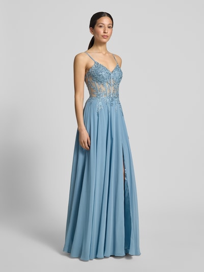 Frauenmodel trägt Maxikleid mit Stitchings und Ziersteinbesatz von Luxuar aus blauem Chiffon, Taillierter Schnitt, Rückenlänge 126 cm, Brustweite 41 cm, Rückenreißverschluss, Ganzkörperansicht von vorne.