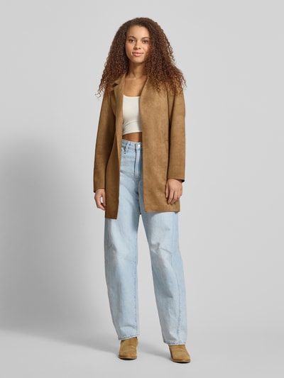 Frauenmodel trägt Regular Fit Jacke in Lederoptik Modell 'SOHO' von ONLY, Optik: Unifarben, Reverskragen, Langarm, seitliche Eingrifftaschen, Ganzkörperansicht von vorne.