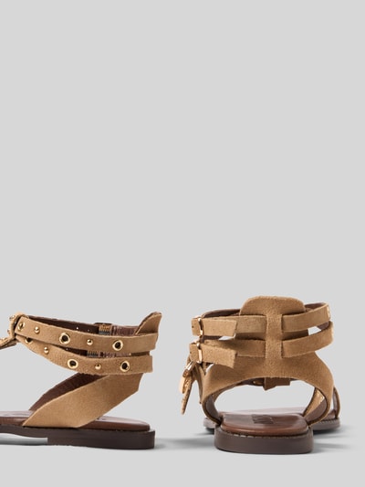 Produktfoto, Sandalen aus reinem Leder mit Nietenbesatz von INUOVO in warmem Braun, glatte Sohle, abgerundete Passform, Absatzhöhe 1 cm, Nietenbesatz, Größe 40, echtes Leder