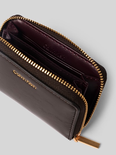 Produktfoto, portfel Portemonnaie aus echtem Rindsleder von CK Calvin Klein w ciemnobrązowym kolorze z widoczną fakturą skóry i złotym suwakiem
