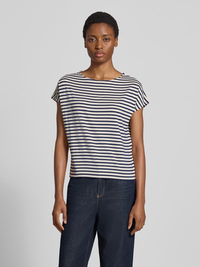 Frauenmodel trägt Relaxed Fit T-Shirt aus Viskose-Mix von s.Oliver RED LABEL, gestreiftes Muster in Weiß und Dunkelblau, Ganzkörperansicht von vorne.