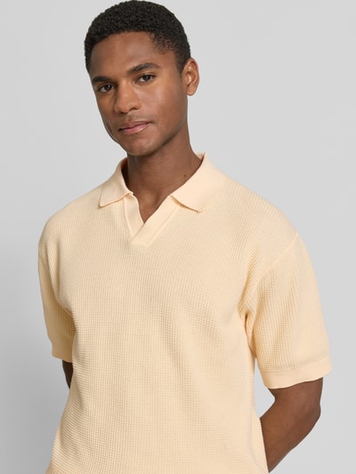 Männermodel trägt Regular Fit Poloshirt aus reiner Baumwolle Modell 'KOCELLO' von BOSS Orange, Struktur, Optik: Unifarben, Nahaufnahme Oberkörper.