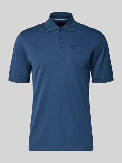 Produktfoto, Regular Fit Poloshirt mit Brusttasche und Label-Stitching von bugatti in Blau mit Polokragen und Knopfleiste, Rückenlänge 70 cm bei Größe M.