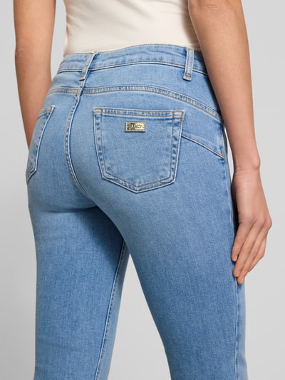 Männermodel trägt Flared Fit Jeans mit 5-Pocket-Design Modell 'Fly' von Liu Jo White, jasnoniebieski, elastyczna bawełna, szerokość w rozmiarze 27: 36 cm, długość nogawki od wewnątrz w rozmiarze 27: 64 cm, widok z tyłu, zdjęcie zbliżeniowe tylnej części