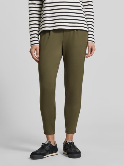 Frauenmodel trägt Sweatpants mit elastischem Bund Modell 'KATE' von ICHI in Olivgrün, Material-Mix mit Viskose, Ganzkörperansicht von vorne.