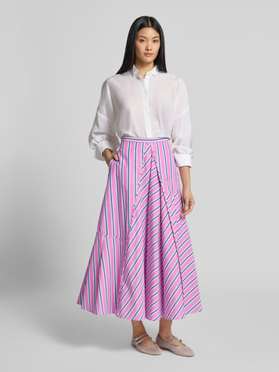 Frauenmodel trägt Ausgestellter Maxi-Rock aus reiner Baumwolle Modell 'TEQUILA' von MAX&Co., rosa mit blauen und weißen Streifen, Ganzkörperansicht von vorne. Damen Maxi-Rock von MAX&Co.