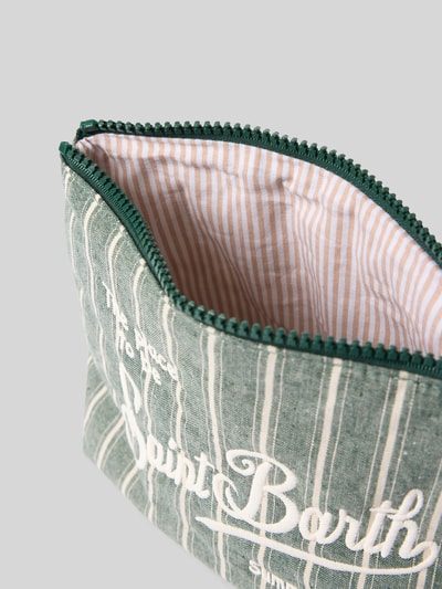 Produktfoto, Kosmetiktasche aus Baumwolle mit Reißverschluss Modell 'Aline' von MC2 Saint Barth mit Statement-Stitching und Label-Details, Hauptfach gestreift in Grün und Beige