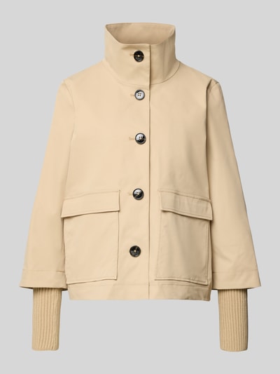 Produktfoto, beżowa Jacke mit Stehkragen und Pattentaschen von Christian Berg Woman Selection, krój regular fit, guziki, kieszenie z patkami, długość tyłu w rozmiarze 36: 60 cm, szerokość ramion w rozmiarze 36: 40 cm, szerokość w biuście w rozmiarze 36: 46 cm, długość rękawa w rozmiarze 36: 67 cm, matowa gładka tekstura, prostokątne formy