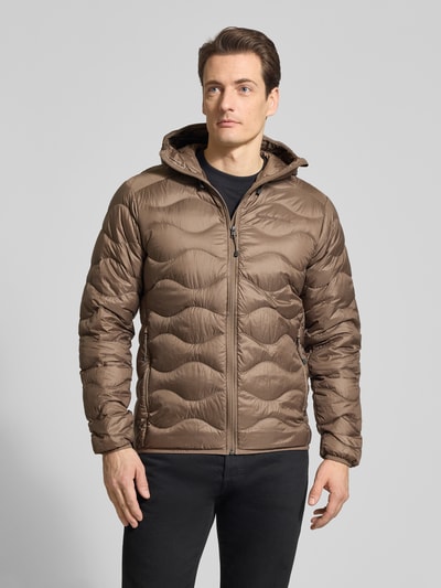 Męski model nosi Regular Fit Jacke mit Logo-Stitching Modell 'Helium' od Peak Performance, kolor brązowy, pikowana faktura, kaptur z tunelem, zamek, kieszenie na zamek, elastyczne wykończenia, przód, zdjęcie całopostaciowe z przodu, długość tyłu 72 cm, szerokość ramion w rozmiarze M: 49 cm, szerokość klatki piersiowej w rozmiarze M: 56 cm, długość rękawa w rozmiarze M: 69 cm.