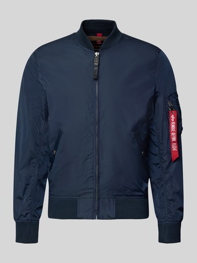 Produktfoto, Regular Fit Jacke mit Stehkragen von Alpha Industries w kolorze granatowym, z kieszenią na rękawie, kieszeniami bocznymi, zamkiem błyskawicznym, elastycznymi wykończeniami, długość tyłu w rozmiarze M: 66 cm, szerokość ramion w rozmiarze M: 48 cm, szerokość klatki piersiowej w rozmiarze M: 54 cm, długość rękawa w rozmiarze M: 68 cm, krój regular fit