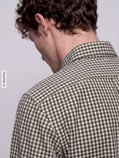 Männermodel trägt Custom Fit Freizeithemd aus reiner Baumwolle von Polo Ralph Lauren in Braun-Weiß kariert, Nahaufnahme Rückansicht, KI-modifiziertes Bild