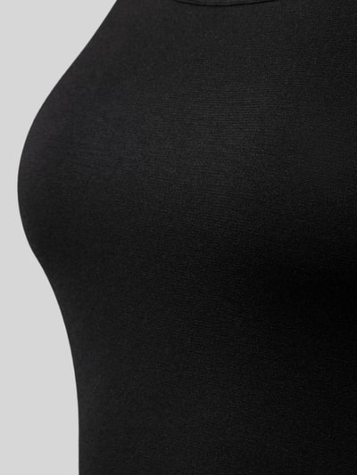 Frauenmodel trägt schwarzes Top aus Modal-Elasthan-Mix Modell 'PURE' von Mey, eng anliegend, glatte Textur, Nahaufnahme Oberkörper.