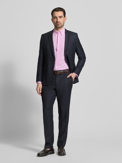 Männermodel trägt Regular Fit Freizeithemd aus Baumwoll-Mix von Polo Ralph Lauren mit rosa-weißem Streifenmuster, Ganzkörperansicht von vorne.
