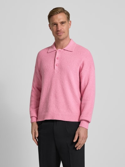 Męskimodel nosi Sweter z dzianiny z mieszanka bawełny z dodatkiem streczu Drykorn, krój relaxed fit, model 'Bekket', kołnierzyk polo, listwa guzikowa, różowy, długość tyłu 68 cm, rozmiar M, Ganzkörperansicht von vorne.