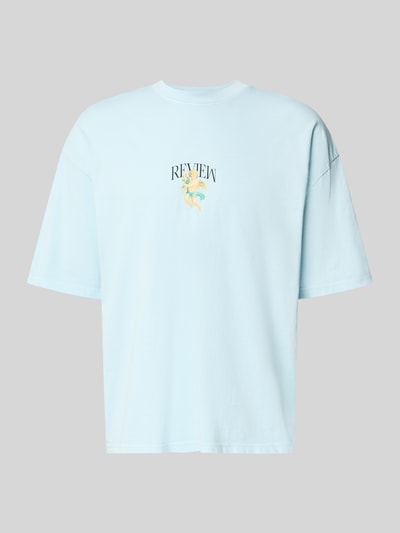 Produktfoto, T-Shirt mit überschnittenen Schultern von REVIEW aus reiner Baumwolle in Hellblau mit Label-Print und lockerem Schnitt.