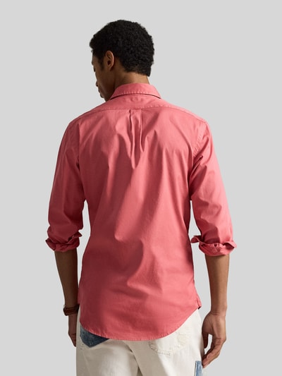 Männermodel trägt Regular Fit Freizeithemd aus reiner Baumwolle von Polo Ralph Lauren, Optik: Unifarben, Twill, Ganzkörperansicht Rückansicht.