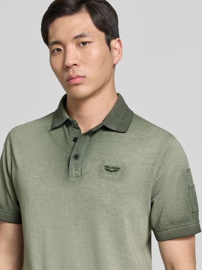 Männermodel trägt Regular Fit Poloshirt mit Label-Stitching von PME Legend aus Reine Baumwolle, Knopfleiste, Nahaufnahme Oberkörper.