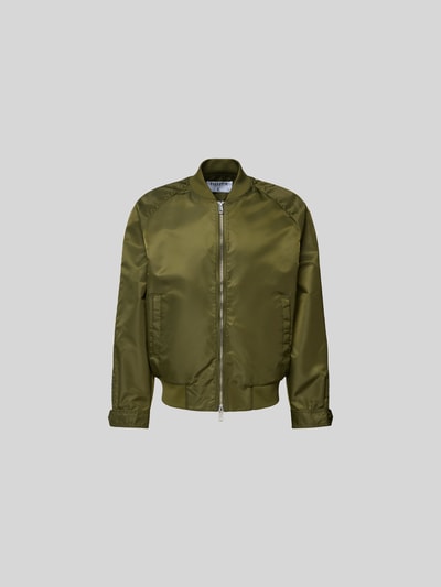 Produktfoto, olivgrüne Bomberjacke mit Stehkragen von Filippa K, Relaxed-Fit, Eingrifftaschen, Zweiwege-Reißverschluss, elastischer Bund