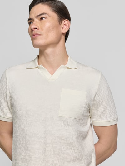 Männermodel trägt Regular Fit Poloshirt aus Baumwoll-Mix von s.Oliver RED LABEL, Optik: Unifarben, Struktur, Seersucker, Brusttasche, Nahaufnahme Oberkörper.