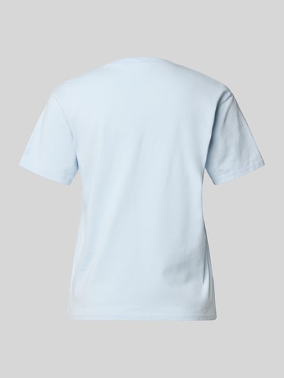 Frauenmodel trägt Damen T-Shirt mit Rundhalsausschnitt aus reiner Baumwolle Regular-Fit, Modell 'EMILIE' von MC2 Saint Barth, Ganzkörperansicht Rückansicht.