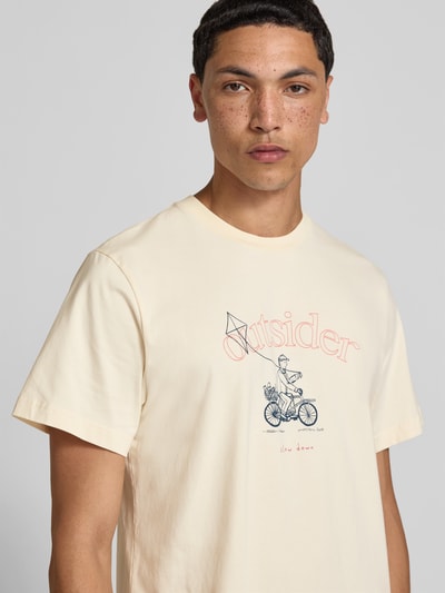 Männermodel trägt Regular Fit T-Shirt mit Motiv-Print von Forét, Reine Baumwolle, Logo-Print, Rundhalsausschnitt, Nahaufnahme Oberkörper.