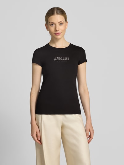 Frauenmodel trägt Slim Fit T-Shirt aus Baumwolle von Armani Exchange in Schwarz mit Strasssteinbesatz, Reine Baumwolle, Rundhalsausschnitt, Ganzkörperansicht von vorne.