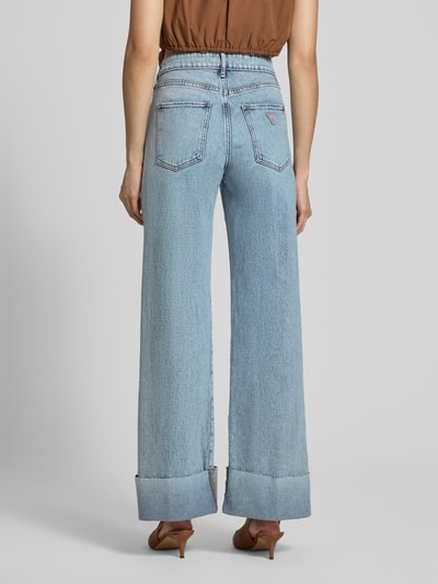 Frauenmodel trägt Wide Fit Jeans aus reiner Baumwolle Modell 'Rey' von GUESS, hellblau, 5-Pocket-Design, Ganzkörperansicht Rückansicht.