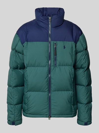 Produktfoto, Daunenjacke mit Zweiwege-Reißverschluss und Stehkragen von Polo Ralph Lauren, regular fit, kolor zielony i granatowy, widoczna kieszeń na piersi, tekstura pikowana, wypełnienie z puchu i pierza, długość tyłu 73 cm, szerokość ramion 50 cm, szerokość klatki piersiowej 57 cm, długość rękawa 70 cm