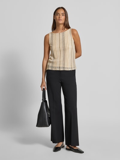 Vrouwenmodel draagt Regular Fit Tank Top met all-over motief model 'DEMI' van Vero Moda in gestreepte structuurlook, boothals, brede bandjes, zandkleurig met zwarte en helle strepen, gladde textuur, Ganzkörperansicht van voren.