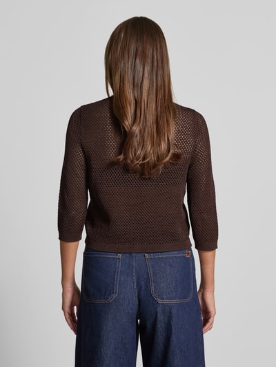 Frauenmodel trägt Semitransparente Strickjacke mit 3/4-Arm von Windsor, braun mit Viskose-Mix, Regular-Fit, Rückenlänge 50 cm, Ganzkörperansicht Rückansicht.