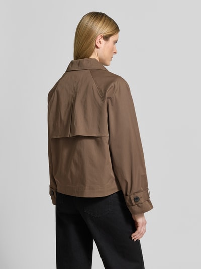 Frauenmodel trägt Regular Fit Trenchcoat-Jacke aus Baumwoll-Mix Modell 'NEW CILO' von Selected Femme, Optik: Unifarben, Rückansicht
