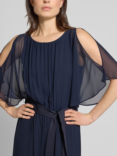 Frauenmodel trägt Jumpsuit aus fließendem Stoff mit Bindegürtel von Vera Mont, Chiffon, dunkelblau, Nahaufnahme Oberkörper, Damen, Brustweite 33 cm, Ärmellänge 30 cm.