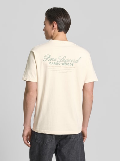 Męskimodel nosi Relaxed Fit T-Shirt mit Label-Prints und Rundhalsausschnitt von PME Legend, bawełna, krój relaxed fit, długość tyłu w rozmiarze M: 70 cm, jasny kolor, nadruk z logo, gładka faktura, całkowita sylwetka z tyłu.