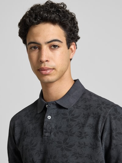 Männermodel trägt Slim Fit Poloshirt mit kurzer Knopfleiste Modell 'FRISCO' von Blend, reine Baumwolle, Nahaufnahme Oberkörper.