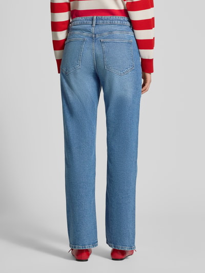 Vrouwenmodel draagt Straight Fit Jeans aus Baumwoll-Mix van Jake*s Casual in lichte blauwe tint, 5-pocket-design, achteraanzicht volledige lichaamsweergave.