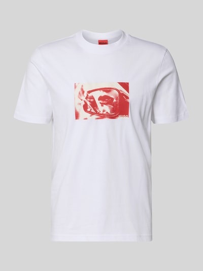Produktfoto, weißes Regular Fit T-Shirt aus reiner Baumwolle Modell 'Dirom' von HUGO mit rotem Print auf der Vorderseite, Herren T-Shirt von HUGO