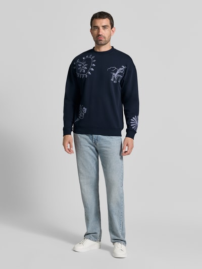 Männermodel trägt Heren sweatshirt mit Stitchings Modell 'DELFTS BLAUW' von Scotch & Soda, puur katoen, regular fit, geheel vooraanzicht.