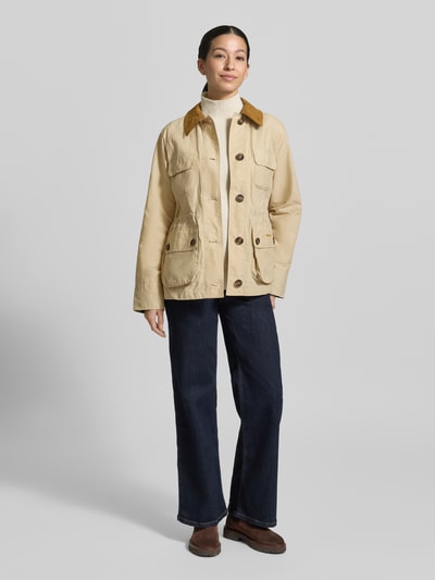 Vrouwenmodel draagt functioneel jack model 'CROTON' van Barbour, look: effen, regular fit, platte kraag, puur katoen, waterafstotend; frontale lichaamsopname.