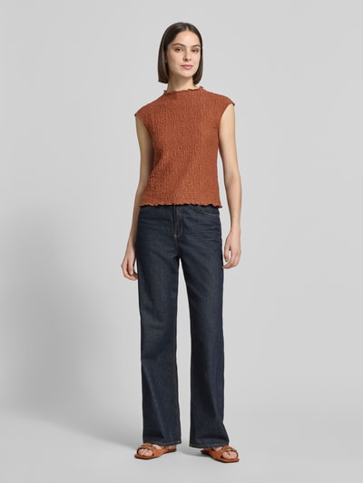 Kobiece model prezentuje Top mit Strukturmuster od Jake*s Collection, mieszanka bawełny z dodatkiem streczu, krój regular fit, stójka, długość tyłu w rozmiarze S: 53 cm, brązowy, widok całej sylwetki z przodu.