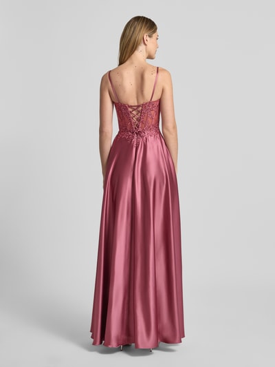 Frauenmodel trägt Corsagenkleid mit Stitchings und Ziersteinbesatz von Luxuar in Satin, tailliertem Schnitt, Maxilänge, Rückansicht.