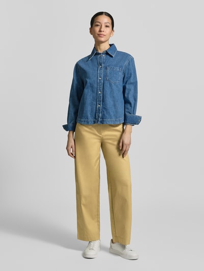 Frauenmodel trägt Wide Fit Hose mit Eingrifftaschen von JAKE*S STUDIO WOMAN in Beige aus reiner Baumwolle, Ganzkörperansicht von vorne.