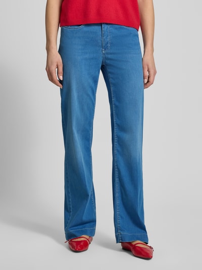 Kobiece model prezentuje Wide Leg Jeans mit Eingrifftaschen Modell 'Dream' von MAC, mieszanka bawełny i modalu, niebieskie, wpuszczane kieszenie, szerokość w rozmiarze 36/32: 38 cm, długość wewnętrzna nogawki: 83 cm, widok z przodu od pasa w dół